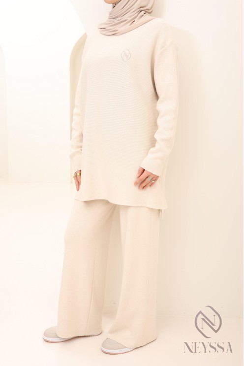 Women's beige woven hijabi set, winter 2024 look