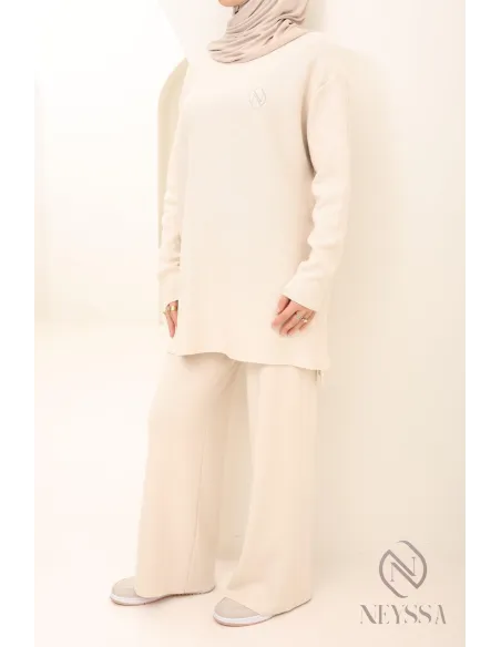 Ensemble femme maille tissée beige pour hijabi, look hiver 2024