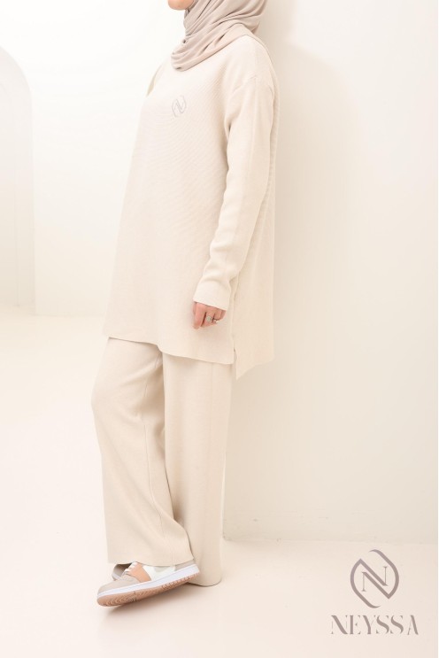 Ensemble femme maille tissée beige pour hijabi, look hiver 2024