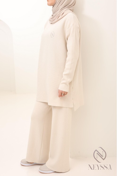 Ensemble femme maille tissée beige pour hijabi, look hiver 2024
