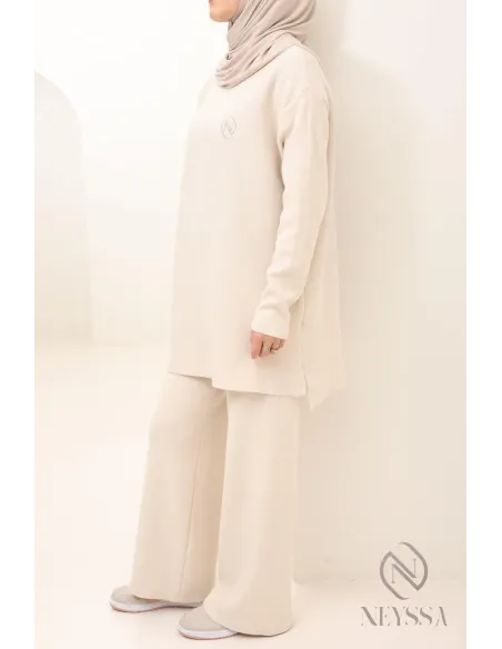 Ensemble femme maille tissée beige pour hijabi, look hiver 2024