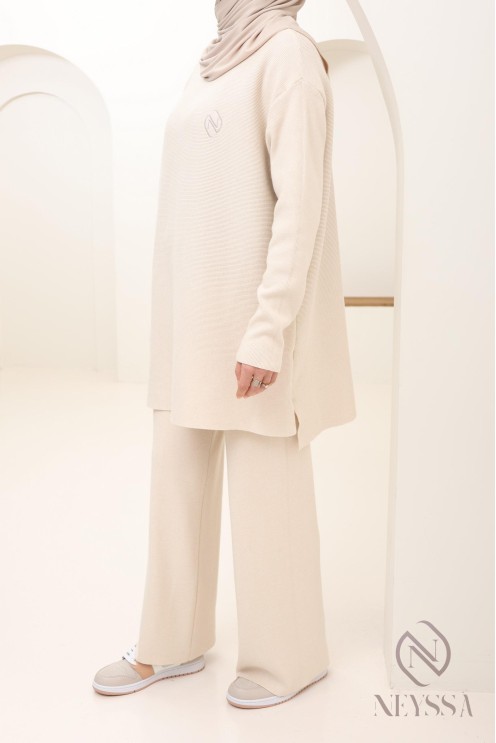 Ensemble femme maille tissée beige pour hijabi, look hiver 2024