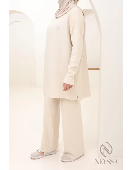 Ensemble femme maille tissée beige pour hijabi, look hiver 2024