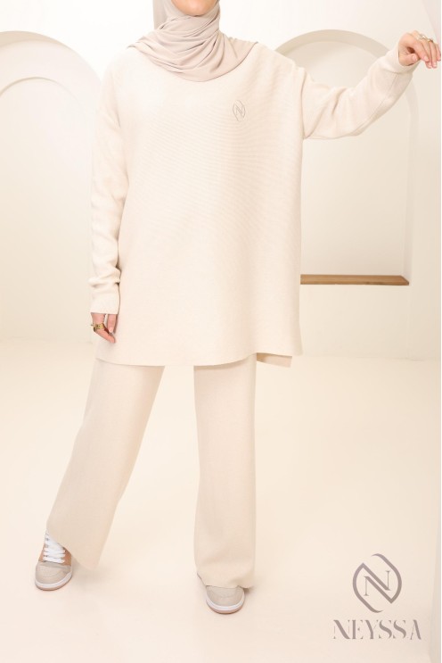 Ensemble femme maille tissée beige pour hijabi, look hiver 2024