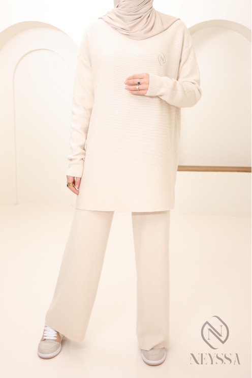 Women's beige woven hijabi set, winter 2024 look