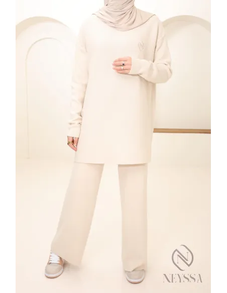 Beigefarbenes Ensemble aus gewebter Maschenware für Hijabi