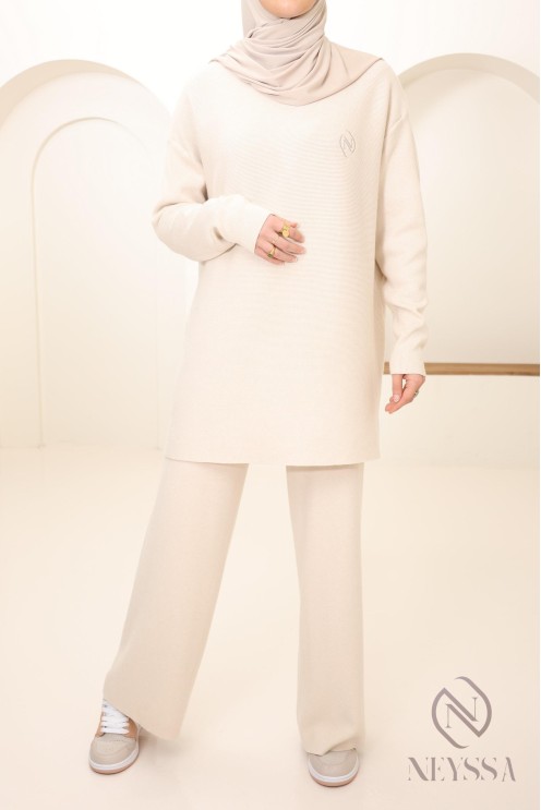 Women's beige woven hijabi set, winter 2024 look