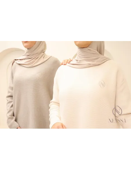 Beigefarbenes Ensemble aus gewebter Maschenware für Hijabi