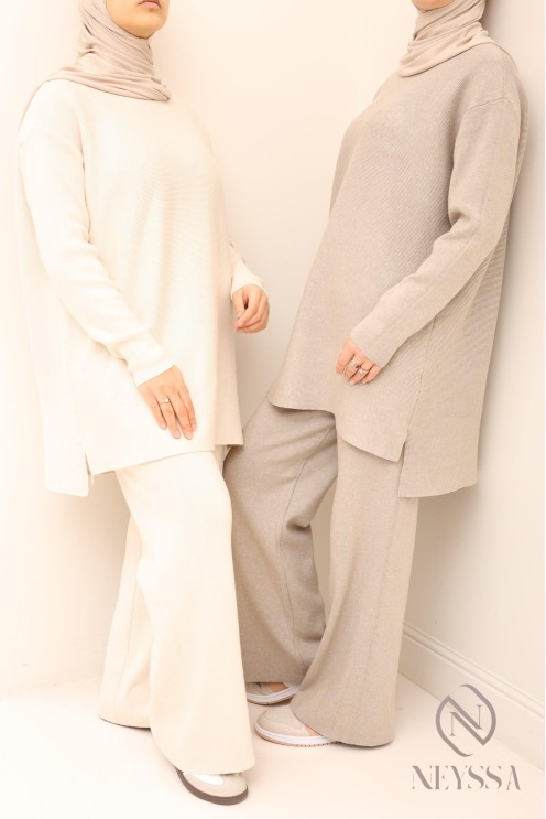 Beigefarbenes Ensemble aus gewebter Maschenware für Hijabi