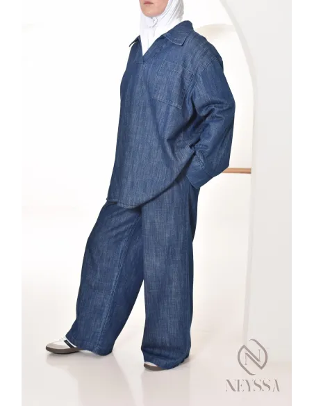 Damen-Ensemble aus Hemd und Hose mit Jeans-Effekt, bescheidener Look.