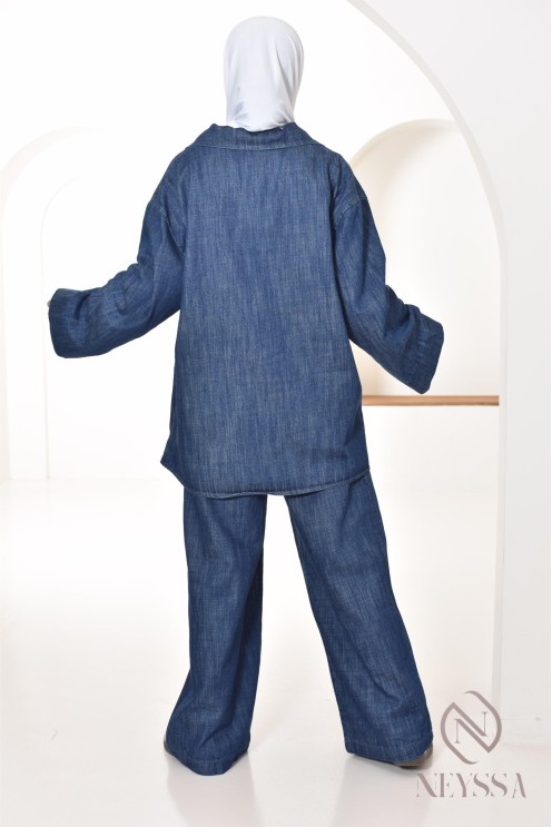 Damen-Ensemble aus Hemd und Hose mit Jeans-Effekt, bescheidener Look.