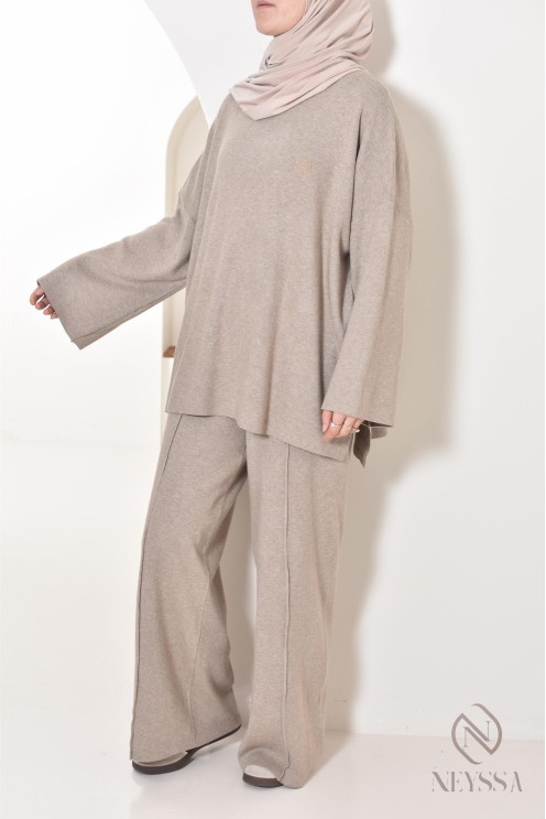 Damen-Ensemble aus gewebter Maschenware, eine Neyssa-Konfektion.