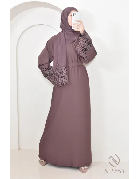 Moderne lilafarbene Abaya Dubai für Frauen, Aid Hijabi Outfit.