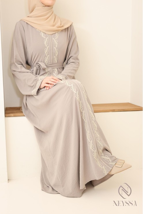 lange taupefarbene Damenabaya mit moderner Stickerei, modest fashion