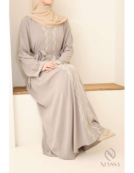 abaya longue taupe femme avec broderie moderne, modest fashion