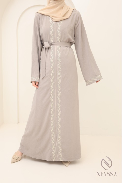 lange taupefarbene Damenabaya mit moderner Stickerei, modest fashion