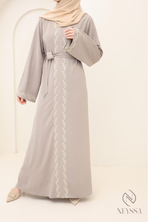 lange taupefarbene Damenabaya mit moderner Stickerei, modest fashion