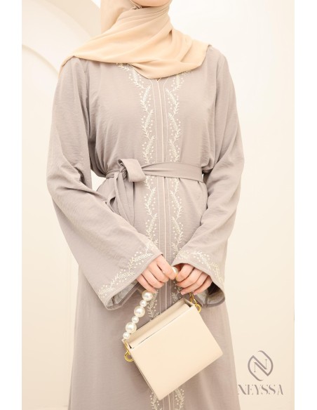 lange taupefarbene Damenabaya mit moderner Stickerei, modest fashion