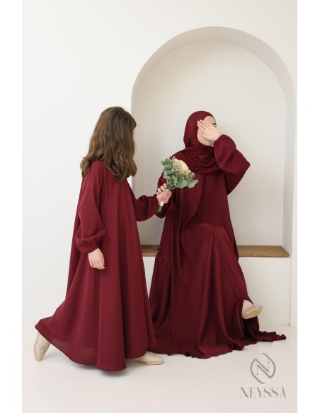 Abaya Dubaï coupe évasée Bordeaux confection neyssa, tendance 2025