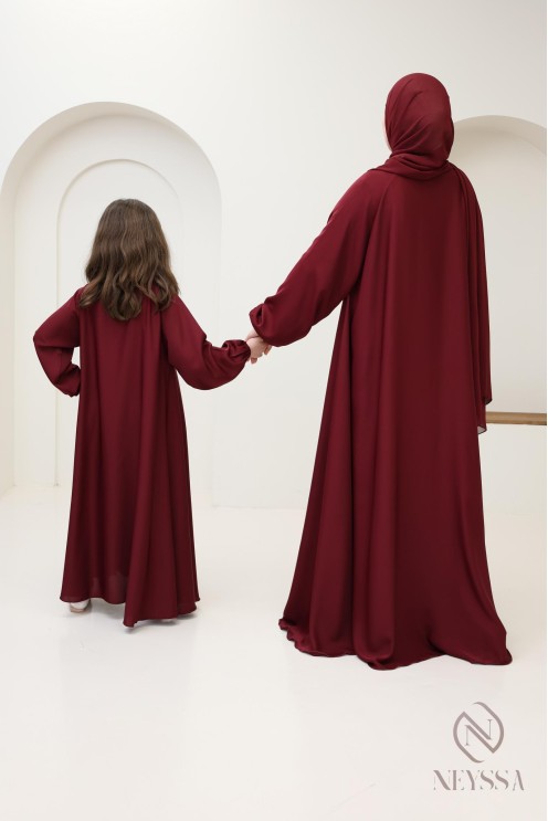 Abaya Dubaï coupe évasée Bordeaux confection neyssa, tendance 2025