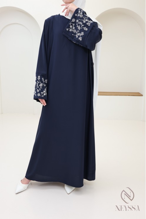 Lange, gerade geschnittene Abaya mit weiten Ärmeln und Strasssteinen