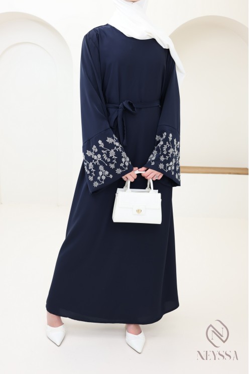 Lange, gerade geschnittene Abaya mit weiten Ärmeln und Strasssteinen