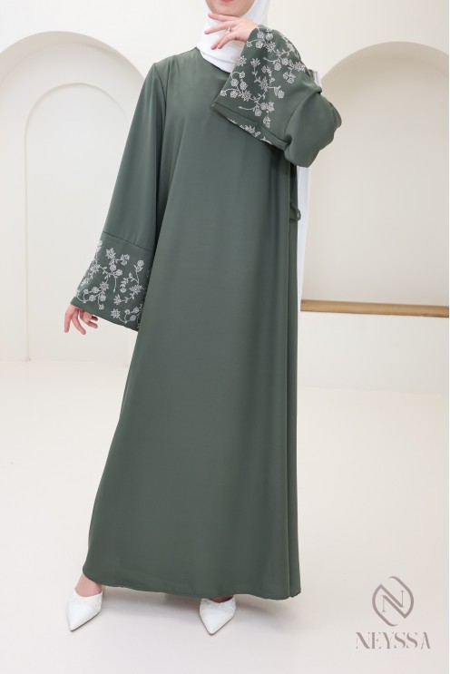 Lange, gerade geschnittene Abaya mit weiten Ärmeln und Strasssteinen