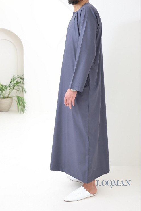 Qamis Émirati homme gris foncé, tissu léger et confortable, idée cadeau