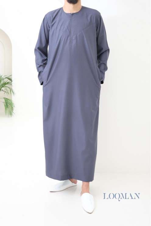 Qamis Émirati homme gris foncé, tissu léger et confortable, idée cadeau