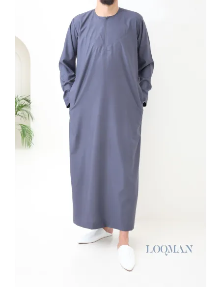 Qamis Émirati homme gris foncé, tissu léger et confortable, idée cadeau