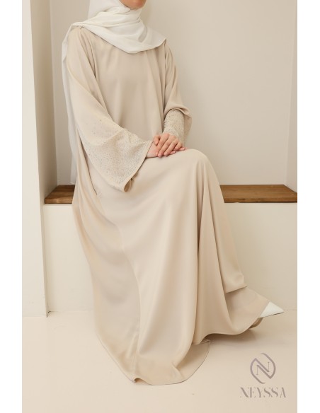 Ausgestellte Abaya mit Strasssteinen, ein elegantes Outfit für Eid.