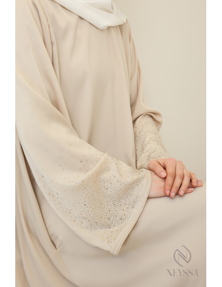 Ausgestellte Abaya mit Strasssteinen, ein elegantes Outfit für Eid.