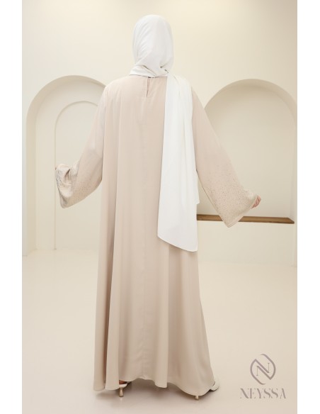 Ausgestellte Abaya mit Strasssteinen, ein elegantes Outfit für Eid.