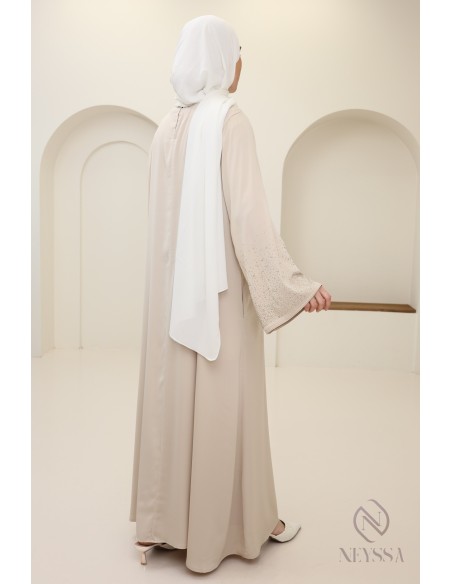 Ausgestellte Abaya mit Strasssteinen, ein elegantes Outfit für Eid.