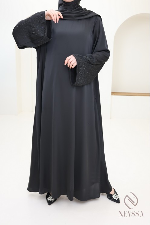 Ausgestellte Abaya mit Strasssteinen, ein elegantes Outfit für Eid.
