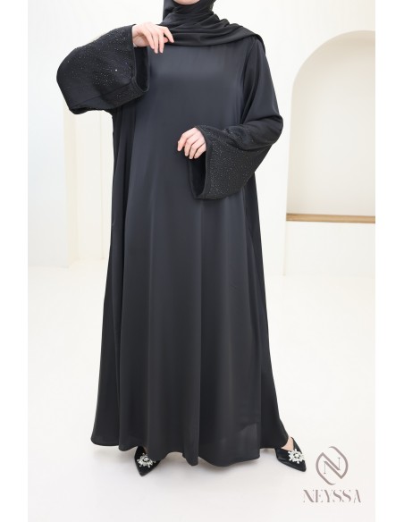 Ausgestellte Abaya mit Strasssteinen, ein elegantes Outfit für Eid.