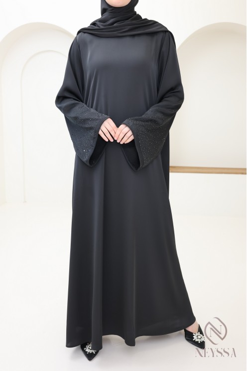 Ausgestellte Abaya mit Strasssteinen, ein elegantes Outfit für Eid.