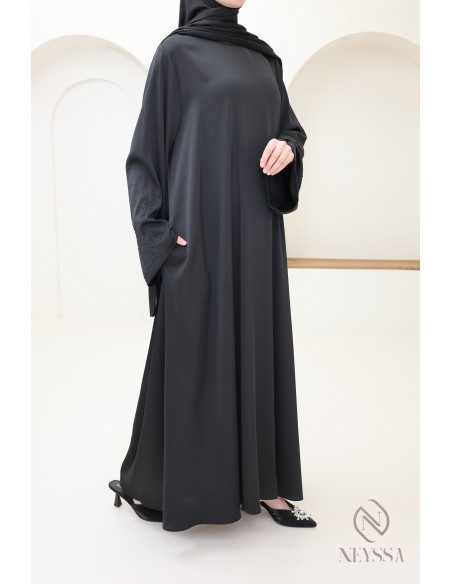 Ausgestellte Abaya mit Strasssteinen, ein elegantes Outfit für Eid.