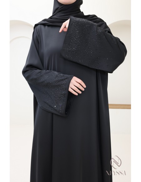 Ausgestellte Abaya mit Strasssteinen, ein elegantes Outfit für Eid.