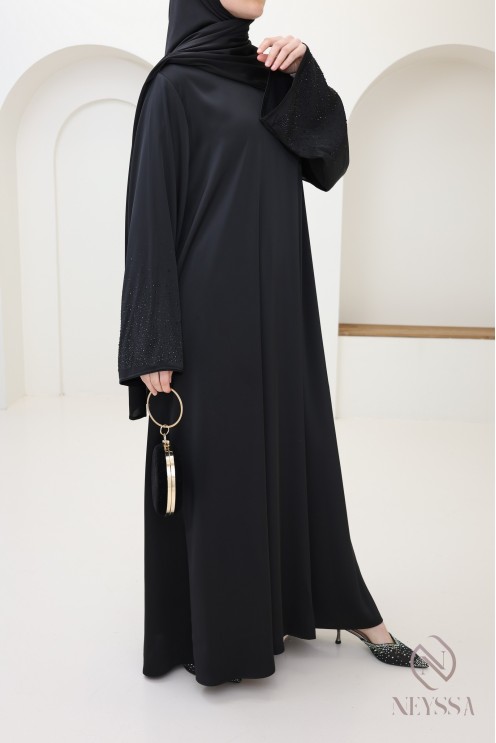 Ausgestellte Abaya mit Strasssteinen, ein elegantes Outfit für Eid.