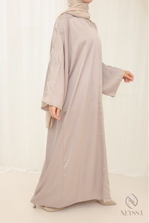 Abaya nude für verschleierte Damen mit modernen goldenen Stickereien