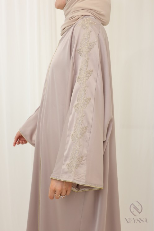 Abaya nude für verschleierte Damen mit modernen goldenen Stickereien