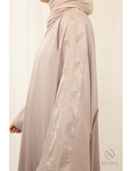 Abaya nude für verschleierte Damen mit modernen goldenen Stickereien