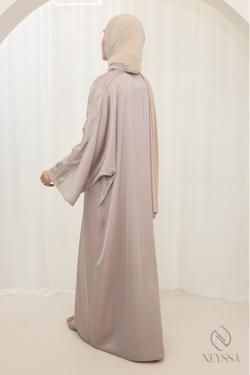 Abaya nude für verschleierte Damen mit modernen goldenen Stickereien