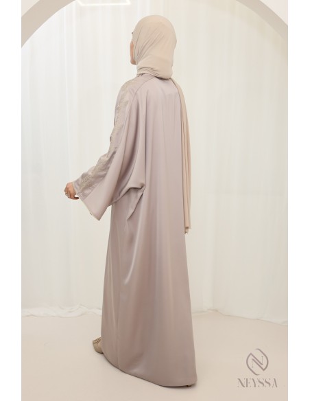 Abaya nude für verschleierte Damen mit modernen goldenen Stickereien