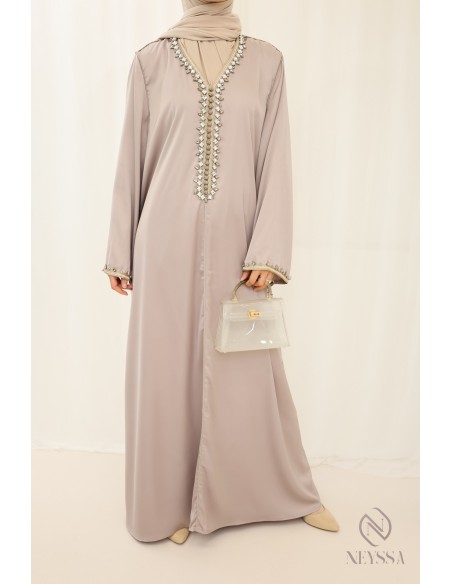 Abaya longue style caftan avec sfifa et perles. Tenue de haute qualité.
