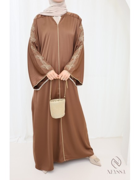 Coffret cadeau femme musulmane pour l'Aïd : abaya robe brodée