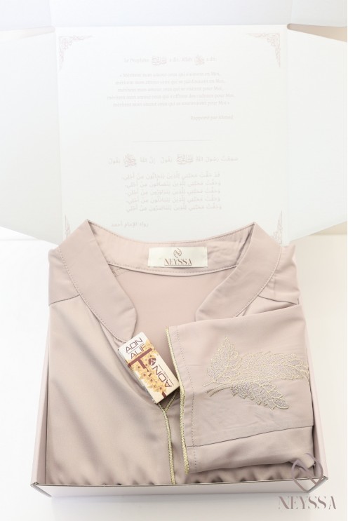 Geschenkbox für muslimische Frauen zum Eid: Abaya besticktes Kleid.