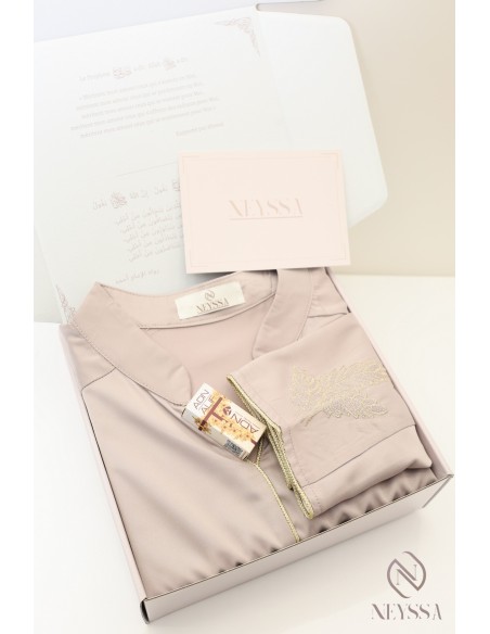 Muslim woman Eid gift box: abaya embroidered dress