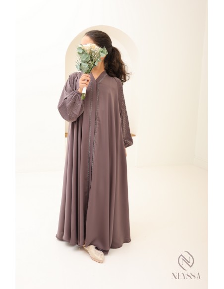 Ausgestellte Abaya Dubai mit Strasssteinen und Puffärmeln.